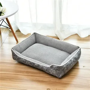 Gros plan détaillé du lit confortable pour animaux gris avec intérieur en polaire et marbré.