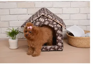 Dettaglio della comoda cuccia chiusa per animali con morbido tessuto geometrico e tetto.