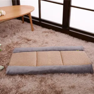 Tapis de refroidissement universel pour animaux avec bordure en peluche et centre tissé.