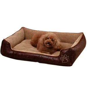Lit pour chien de compagnie confortable avec extérieur en cuir marron et doublure douce en velours.