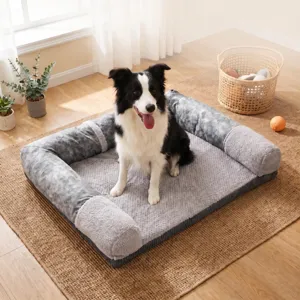 Comfortabel pluche hondenbed met dikke opstaande randen voor honden om heerlijk te rusten.