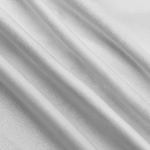 Close-up van witte stoftextuur met gladde plooien en fijn weefdetail voor kleding.