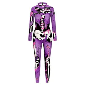 Vue détaillée de l'imprimé squelette violet d'Halloween sur la combinaison moulante.