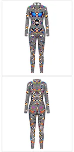 Gedetailleerd overzicht van kleurrijk abstract digitaal print strak jumpsuit kostuum.