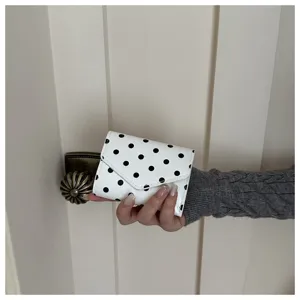 Portafoglio piccolo a pois stile coreano da donna, vista dettagliata trama liscia, borsetta chic.