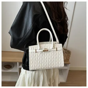 Elegante borsa da donna bianca trapuntata con manico e tracolla per l'uso quotidiano e casual.