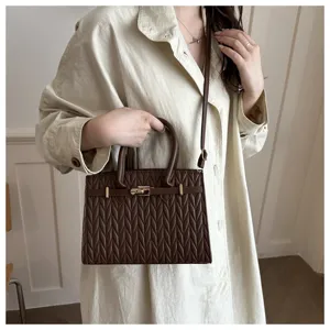 Borsa a tracolla trapuntata marrone da donna, elegante borsetta con manico e chiusura.