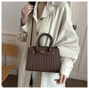 Borsa a tracolla trapuntata marrone da donna dettaglio, elegante borsa con chiusura metallica.
