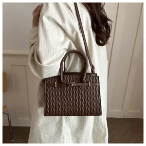 Borsa a tracolla trapuntata marrone chic da donna con dettagli in metallo per stile quotidiano.