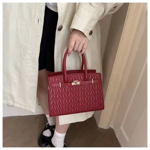 Borsa a mano strutturata rossa da donna, elegante design trapuntato con chiusura metallica.