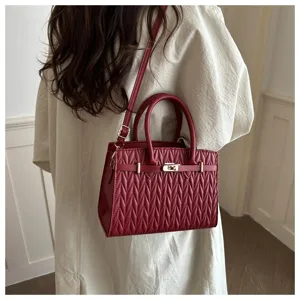 Elegante borsa a tracolla da donna rossa in pelle trapuntata con chiusura in metallo e manico.