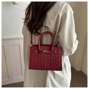Borsa a tracolla trapuntata rossa da donna, elegante borsetta con manico superiore.
