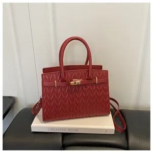 Borsa a tracolla trapuntata rossa da donna, elegante borsa per telefono con chiusura in metallo.