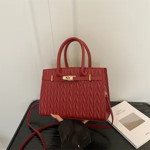 Borsa a tracolla strutturata rossa con motivo chevron e chiusura in metallo per donna moda
