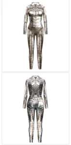 Vue détaillée de la combinaison imprimée en armure métallique avec design et texture cyber.