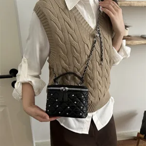 Black quilted chain crossbody bag for women, chic commuting fashion small square bag.