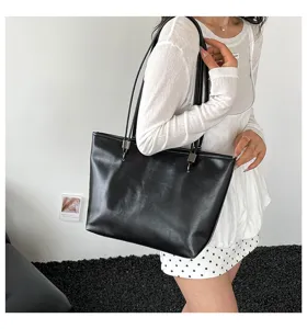 Borsa shopper nera classica in pelle da donna, grande borsa a spalla per il lavoro quotidiano.
