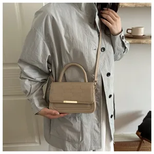 Sac bandoulière texturé beige avec poignée, sac à main décontracté élégant pour femmes.