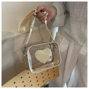 Sac bandoulière transparent en PVC avec un joli patch cœur et une bandoulière large