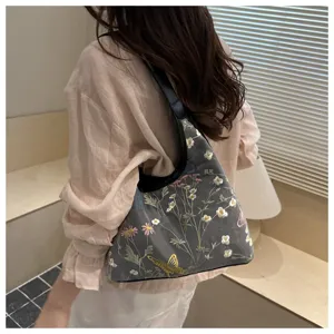 Bolso de hombro bordado de estilo chino, elegante bolso hobo floral con diseño étnico único.