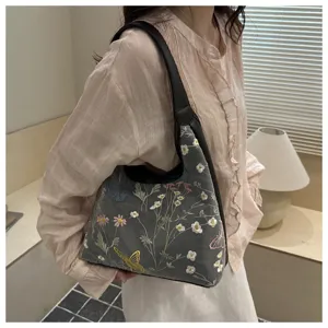 Vista detallada del bolso de hombro bordado de estilo retro con delicados motivos florales.
