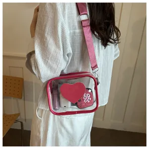 Sac bandoulière transparent avec bordure rose et poche cœur, sac quotidien élégant.