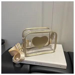 Sac bandoulière transparent avec large sangle et design de cœur pour femmes tenue décontractée.