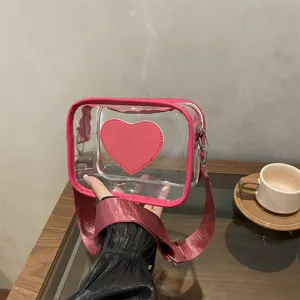 Sac bandoulière transparent pour femme avec large sangle et motif de cœur rose, sac élégant.