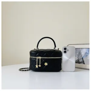 Sac à main matelassé noir avec poignée et chaîne, élégant sac bandoulière pour femme chic.