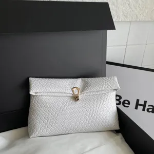 Minimalistische geweven clutch tas voor dames, stijlvolle gevouwen schoudertas.