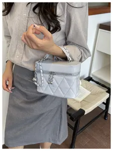 Chic sac bandoulière matelassé avec chaîne pour femme, élégant sac à main gris quotidien.
