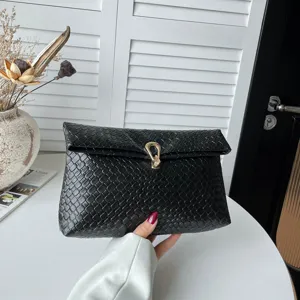 Stijlvolle zwarte geweven clutch voor dames, trendy opgerolde rand en metalen sluiting.