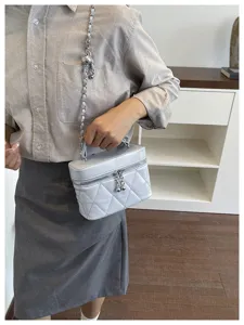 Sac bandoulière matelassé gris avec chaîne, élégant sac fourre-tout pour look quotidien.