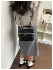 Sac bandoulière matelassé noir pour femme avec chaîne, élégant sac à main pour tous les jours.