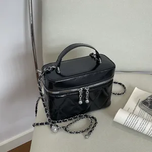 Sac bandoulière matelassé noir avec chaîne pour femmes, sac à main cosmétique en cuir élégant.
