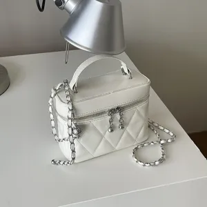 Sac bandoulière matelassé blanc avec chaîne, élégant sac à main pour femme au printemps.
