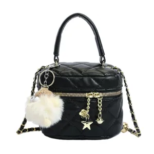 Sac bandoulière matelassé en cuir noir avec chaîne et charmant pompon en fourrure femme.