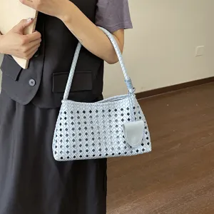 Lichtblauwe geweven schoudertas voor dames, stijlvolle casual forens handtas met mooi design.