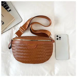 Sac de selle en cuir tressé marron avec large bandoulière, sac bandoulière élégant et décontracté.