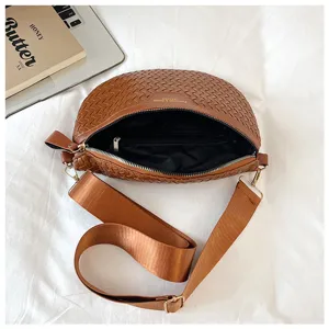 Elégant sac à main demi-lune en cuir tressé marron sac bandoulière tendance pour femme