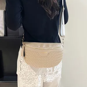 Sac bandoulière élégant en cuir tressé avec large sangle, sacoche tendance pour femmes.