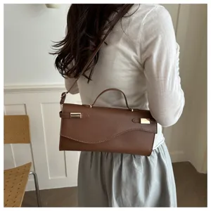 Retro bruine PU schoudertas voor dames, stijlvolle vintage handtas met chique metalen details.