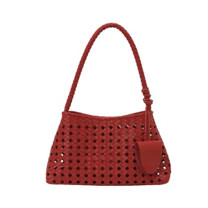 Rode geweven schoudertas voor vrouwen, elegante lederen handtas voor dagelijks gebruik.