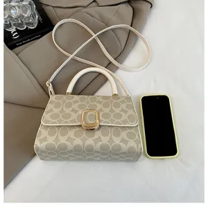 Bolso cruzado monograma beige elegante con asa superior y hebilla dorada para mujeres.