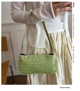 Détails de sac porté épaule baguette à motif crocodile vert, style français chic et élégant.