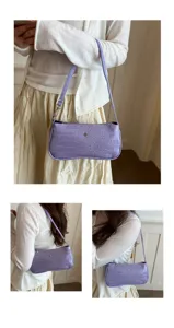 Vue détaillée du sac baguette violet en croco gaufré, accessoire de mode élégant et chic.