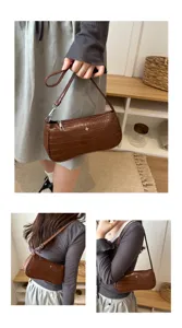 Élégant sac à bandoulière marron effet croco pour femme, sac baguette tendance chic.