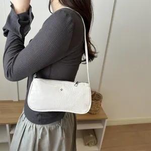 Vue détaillée du sac porté épaule élégant en cuir blanc effet croco pour femme.