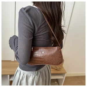 Sac à épaule marron motif crocodile pour femmes, sac baguette classique, chic au quotidien.