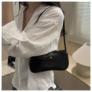 Sac a epaule baguette en cuir PU motif crocodile noir pour femme, tendance et chic au quotidien.